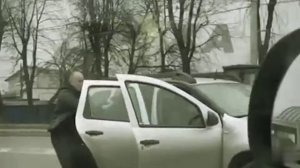 Отец и мать, рискуя жизнью, останавливают машину, увозящую их сына на войну.