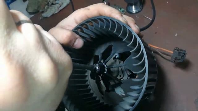 Замена щеток моторчика печки BMW X5 2005 год снятие крыльчатки с мотора смотреть онлайн