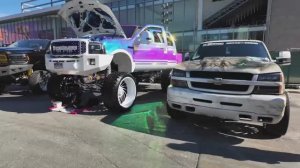 Автосалон "SEMA SHOW" 2025 Самые впечатляющие автомобили и грузовики на открытой площадке .