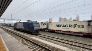 Электровоз китайских железных дорог следует по станции Маньчжурия