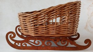 Санки из бумажной лозы с фанерой