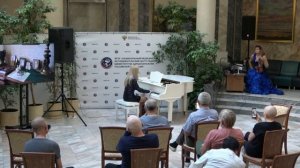 Белый рояль и музыка Микаэла Таривердиева из  к/ф "17 мгновений весны". Играет Мария Заболоцкая.