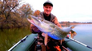 Забрались в СЕКРЕТНОЕ ОЗЕРО! Осенний спиннинг в деле.