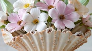 Футаж. Цветы в вазе из ракушек.