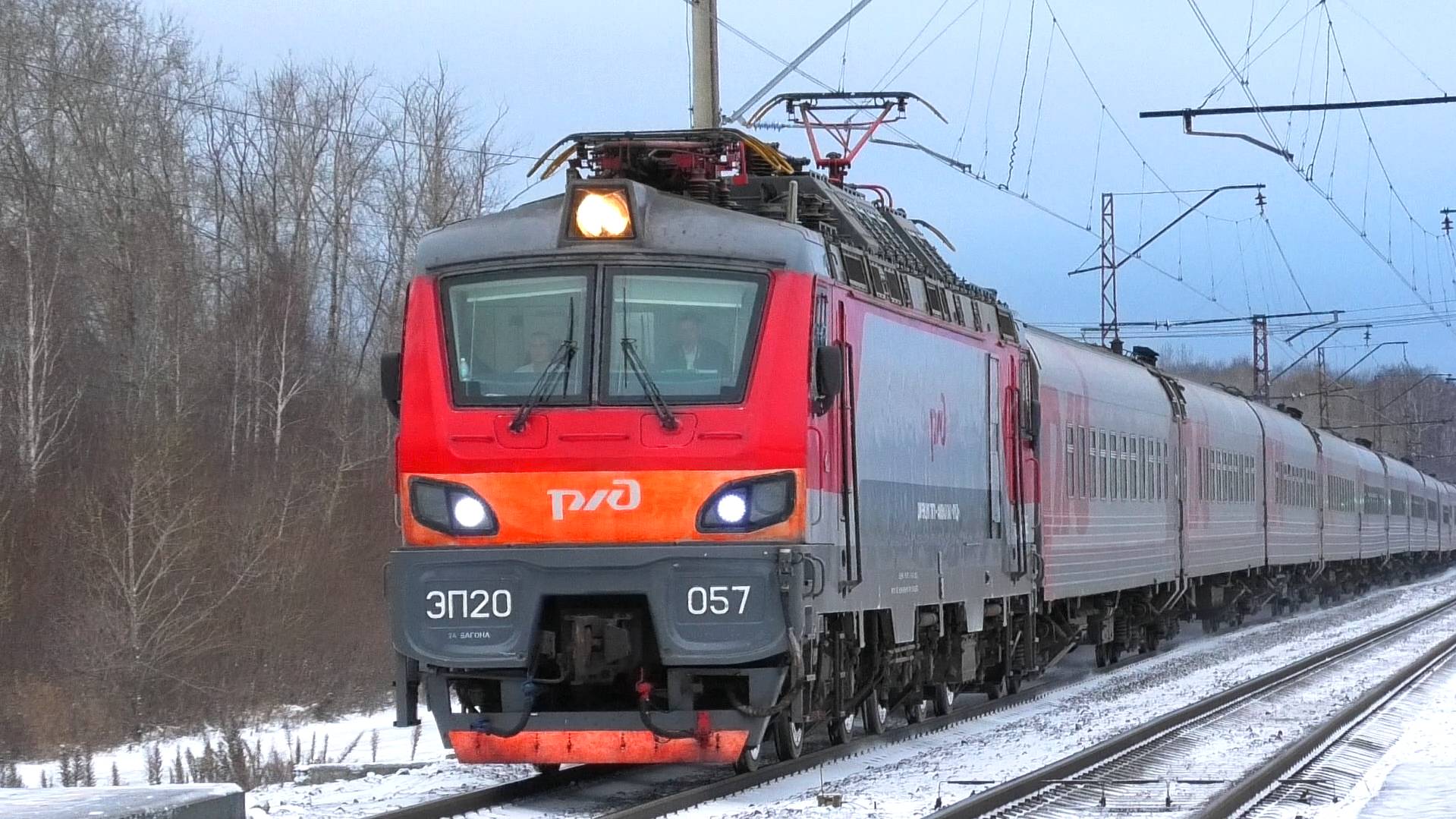 ЭП20-057 со скорым поездом Москва — Екатеринбург следует через о.п. Электродепо