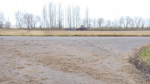 трактор Кировец 530 пашет поле своё