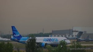 Эйрбас А320 кувейтской авиакомпании Jazeera Airways выруливает на ВПП перед вылетом.