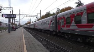 Электровоз ЭП2К-471 (ТЧЭ-10) с пассажирским поездом.