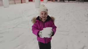 Обнаружили во дворе огромный снежный ком