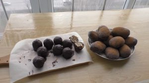Конфеты ШОКОЛАДНЫЕ ШАРИКИ С ОРЕХАМИ и пирожное КАРТОШКА