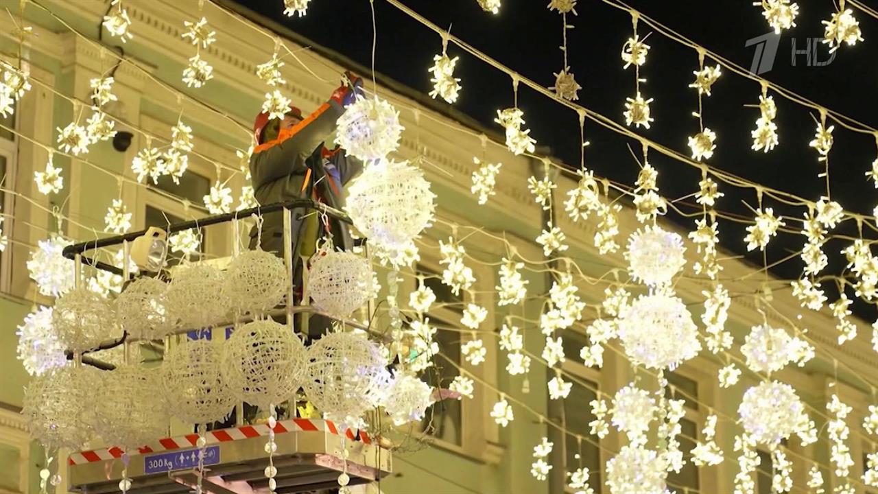 Пушистые ели, световые арки и сияющие гирлянды уже появились на улицах Москвы