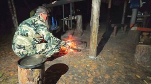 Трофейная щука на жерлицу. Окунь клюёт один за одним! Готовим ужин на костре. Вечер за столом.