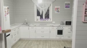 Светлая кухня без верхних шкафов 198