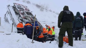 Попавшего под снежную лавину на Камчатке геолога нашли живым