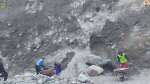 Строительство, работа в карьере, шахтёры просеивают песок