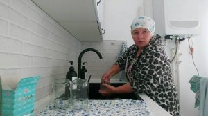 Собаки такие...В бане. Делаю тушёнку. Опасный инструмент.