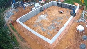 УСТРОЙСТВО МОНОЛИТНОГО ЛЕНТОЧНОГО ФУНДАМЕНТА С ПРОСТОРНОЙ ТЕРРАСОЙ И КРЫЛЬЦОМ