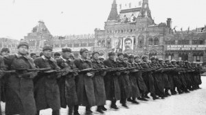 7 ноября 1941 год-  Военный парад в Москве на Красной площади.