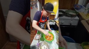 ЛУКАШКИНГ # 18: ЖАРЕНАЯ КАРТОШКА С РЫЖИКАМИ, САЛАТ С ФУНЧЁЗОЙ И ОЛИВЬЕ