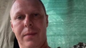 Врёт и заикается