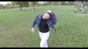 Девушка загорает