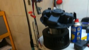 Renault Logan замена моторчика отопителя мотора вентилятора печки  щёток печки без снятия панели