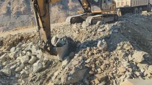 Экскаватор CAT, загружающий массивные самосвалы — Экстремальная землеройная техника