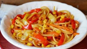 Пacтa в соусе из сладкoгo перцa.