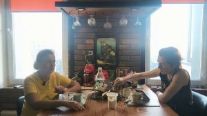 Неплохо за столом проводим время