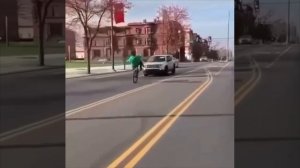 Велосипедист на дороге