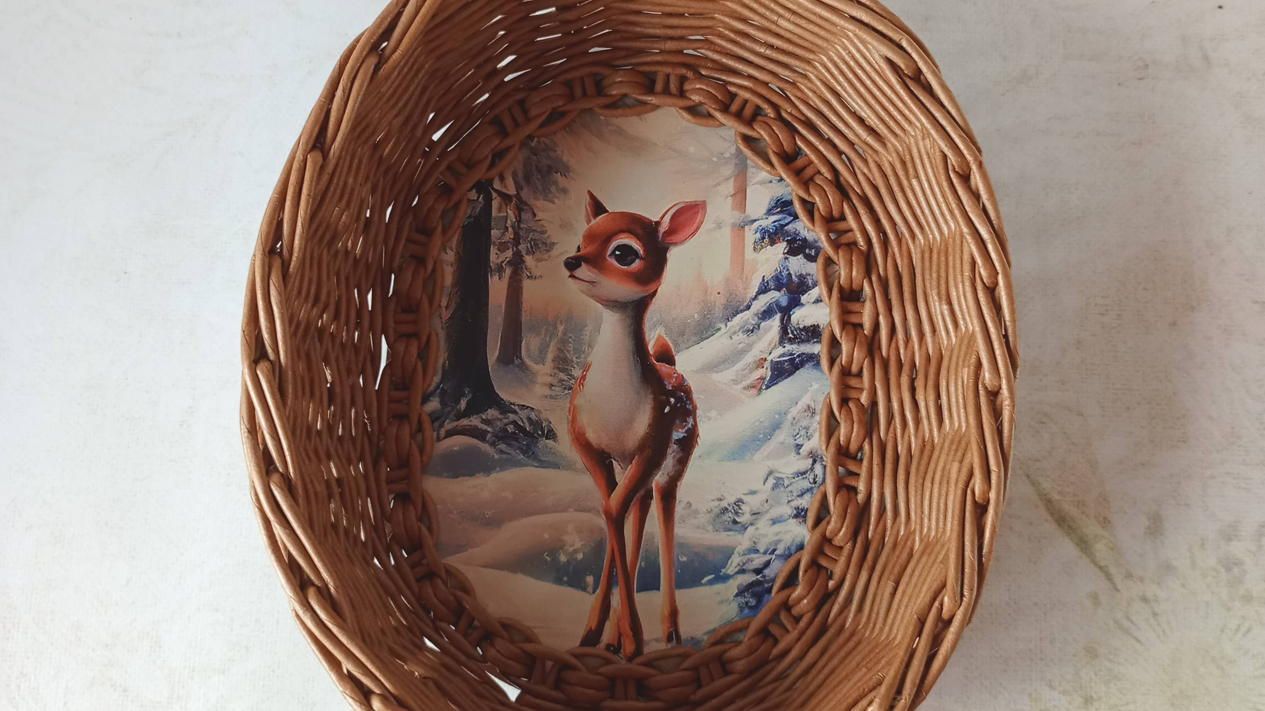 Корзинка с оленем на фанерном дне из бумажной лозы смотреть онлайн