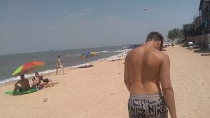 Красивые катеджи на песчанном пляже Азовского моря в станице Голубицкая