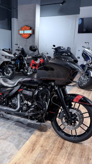 117 CVO Road Glide Special (Black Earth / Vivid Black)