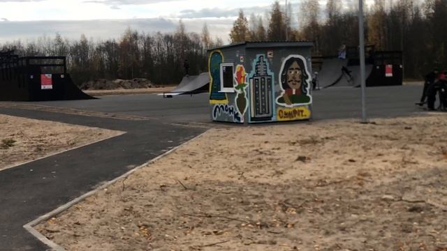 Сделали у нас для детей площадку для скейтборта