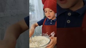 едим с Мишей булочки