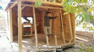 Мужчина строит летний домик на дачу.