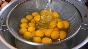 Омлет с яйцом, жареный рис и колбаски, жареный рис с кимчи - корейская еда