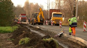 (Рыбинск-40) В ЗАВОЛЖЬЕ ПРОКЛАДЫВАЮТ ТРОТУАР