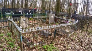 Старинные памятники на 500 летнем кладбище ! Ужас ! Не знала, как выбраться