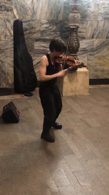 Молодой скрипач в московском метро