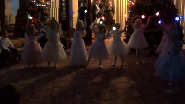 Новогодний танец звездочек в средней группе под песню "Маленький принц" смотреть онлайн