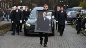 Телеведущего Юрия Николаева похоронили на Троекуровском кладбище в Москве