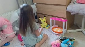 Камилла делает дом для уточки