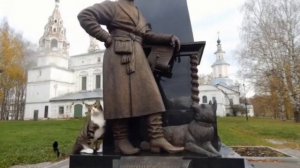 Кот Василий у памятника Ерофею Хабарову в Великом Устюге
