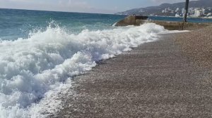 Сильные волны на Массандровском пляже (Ялта, Крым).