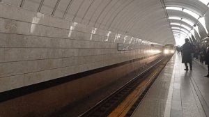 Ночная перегонка 81-717.6 с вагонами 1126, 1364 на станции метро "Чкаловская"