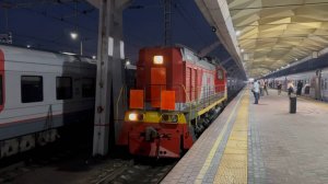 Тепловоз ТЭМ18Д-135 на манёврах на Ленинградском вокзале, июль 2025 года
