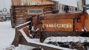 ДТ-75 тянет сруб.