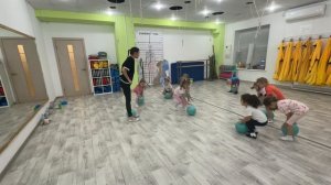 Упражнения с мячом для детей.