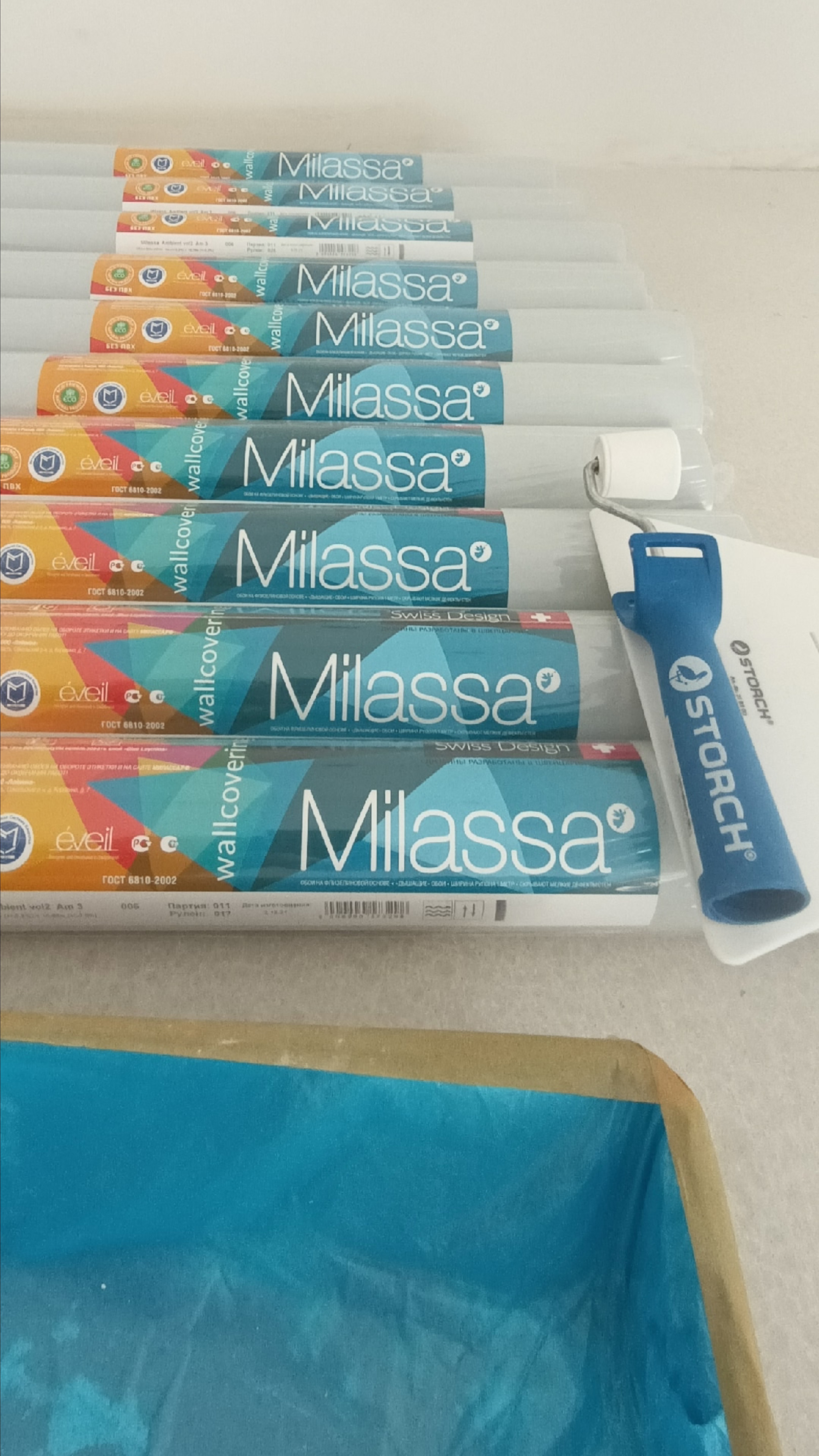 Поклеить обои на лестничном марше это одна из сложных задач тем более если это миласса амбиент.